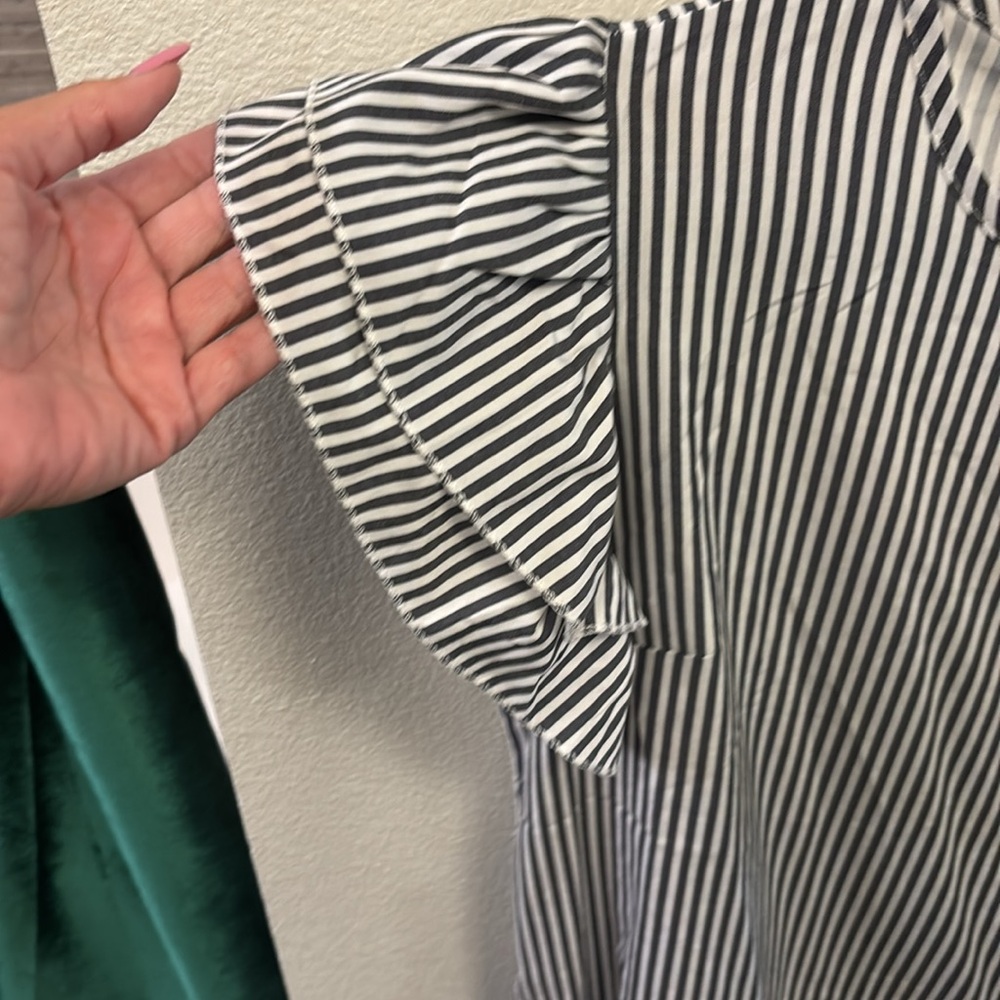 Black and white stripe top boutique - Picture 2 of 5